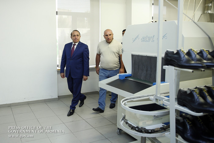 Վարչապետն այցելել է կոշիկի արտադրությամբ զբաղվող «Փիրալյան» ընկերություն