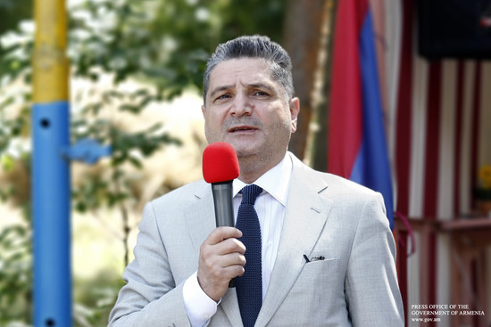 Վարչապետը հանդիպել է Հանքավանի «Լուսաբաց» ճամբարում հանգստացող սիրիահայ երեխաներին