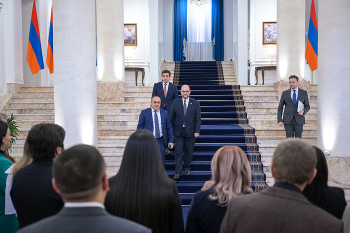 Արայիկ Հարությունյանն ընդունել է Կառավարության շենք ճանաչողական այցի մասնակիցներին