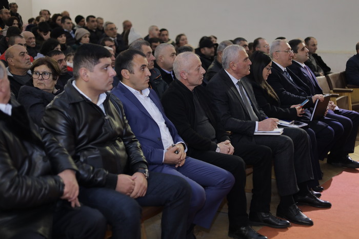 Փոխվարչապետ Տիգրան Խաչատրյանը հանդիպել է Ճամբարակ համայնքում բնակություն հաստատած ԼՂ-ից բռնի տեղահան