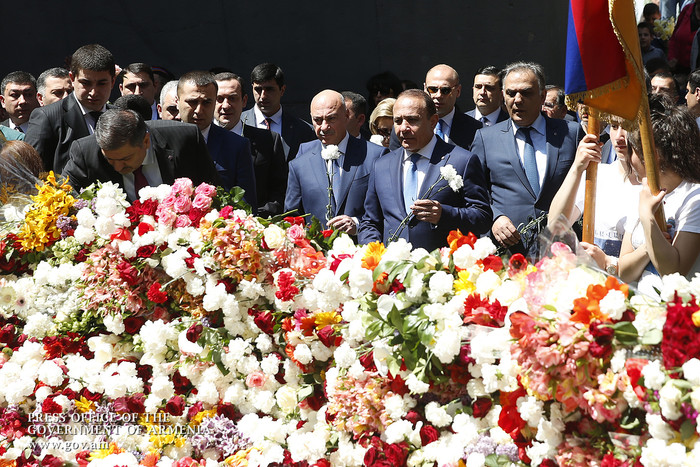Վարչապետը հարգանքի տուրք է մատուցել Հայոց ցեղասպանության զոհերի հիշատակին