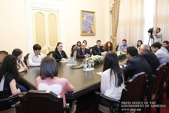 Վարչապետն ընդունել է ՀՊՏՀ Գյումրու մասնաճյուղի ուսանողներին