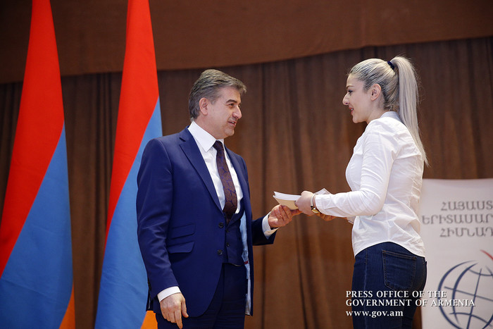 Մարտահրավերները պահանջում են լինել խելացի և կիրթ. Կարեն Կարապետյանն ուսանողներին հանձնել է կրթաթոշակ