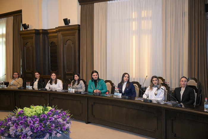 Արայիկ Հարությունյանն ընդունել է Կառավարության շենք ճանաչողական այցի մասնակիցներին
