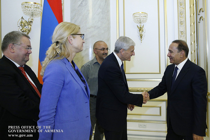 Վարչապետ Աբրահամյանն ընդունել է «Մայքրոսոֆթ» կորպորացիայի տարածաշրջանային տնօրեն Դոն Գրենթհեմին