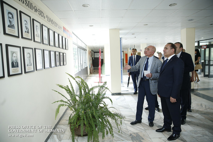 Վարչապետն այցելել է «Երևանի Անանիա Շիրակացու անվան ճեմարան»  կրթահամալիր