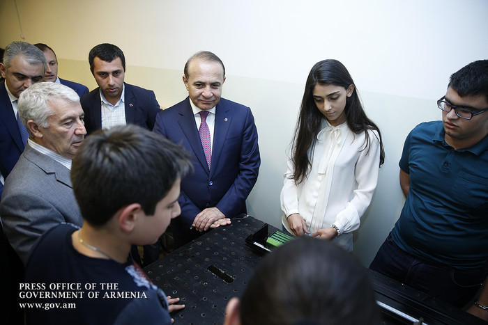 Վարչապետը ծանոթացել է «Քվանտ» վարժարանի կրթական ծրագրերին