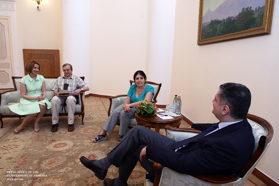 Վարչապետն ընդունել է Էստոնահայ գրող Գոհար Մարկոսյան-Կասպերին