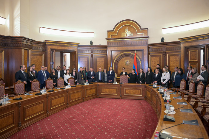 Արայիկ Հարությունյանն ընդունել է Կառավարության շենք ճանաչողական այցի մասնակիցներին
