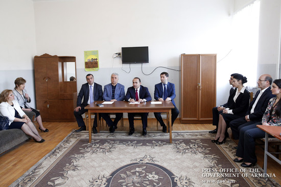 Վարչապետը ՄԻՊ գրասենյակի բացահայտումների հետքերով այցելել է Բյուրեղավանի գիշերօթիկ հաստատություն