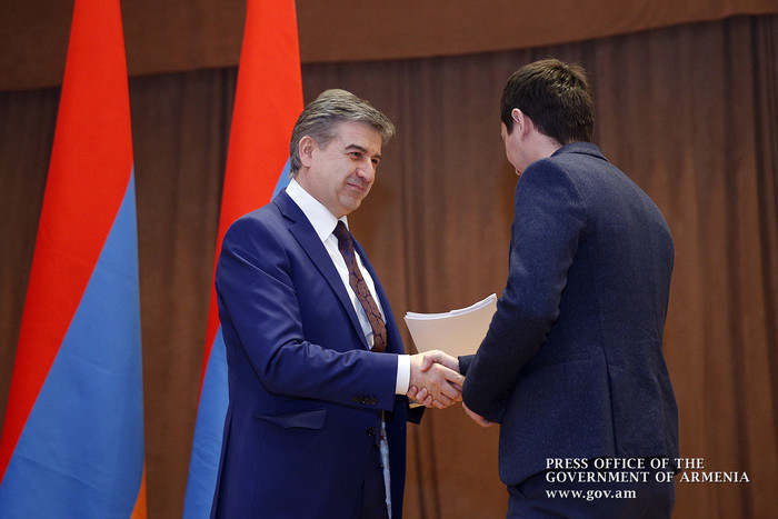 Մարտահրավերները պահանջում են լինել խելացի և կիրթ. Կարեն Կարապետյանն ուսանողներին հանձնել է կրթաթոշակ