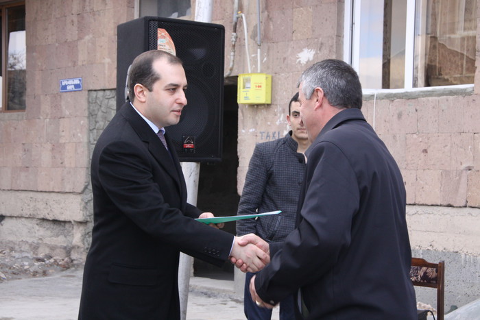 Վարչապետի հանձնարարականով Եղվարդ քաղաքի 16 ընտանիք ստացել է բնակարանի սեփականության վկայագիր