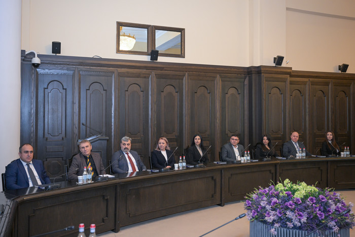 Արայիկ Հարությունյանն ընդունել է Կառավարության շենք ճանաչողական այցի մասնակիցներին