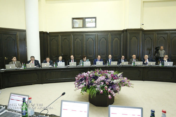 Վարչապետն առաջարկել է ՏՄՊՊՀ նախագահին առավել ուշադիր լինել տոնական օրերին ապրանքների գների արհեստակա