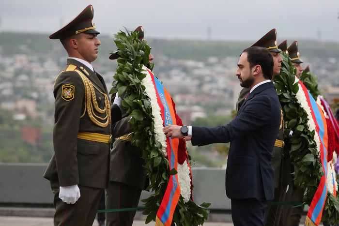 Փոխվարչապետ Տիգրան Ավինյանը հարգանքի տուրք է մատուցել հանուն հայրենիքի զոհված զինվորների հիշատակին