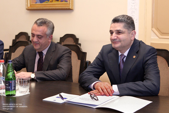 Կառավարության ղեկավարն ԱԶՍԲ-ի նախագահի հետ քննարկել է նոր ներդրումային ծրագրերին առնչվող հարցեր