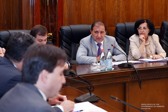 Վարչապետի մոտ ընթանում են ՀՀ 2014 թ. պետբյուջեի նախագծի նախնական տարբերակի քննարկումները