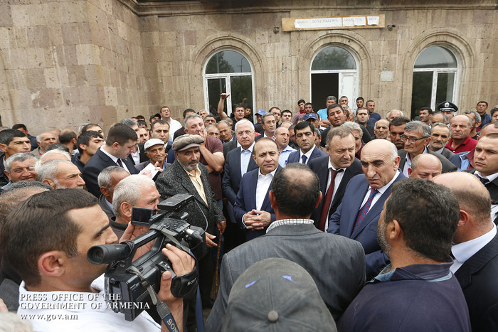 Վարչապետն այցելել է կարկտահարությունից տուժած Արմավիրի մարզի մի քանի համայնքներ