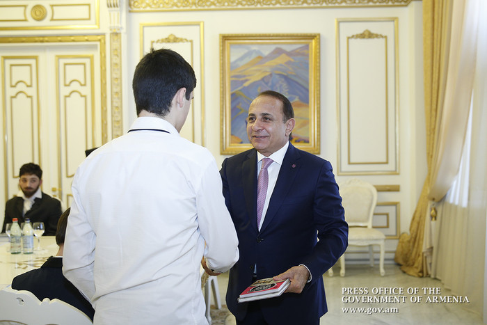 Գիրք նվիրելու օրվա առթիվ վարչապետը հյուրընկալել է մի խումբ դպրոցականների