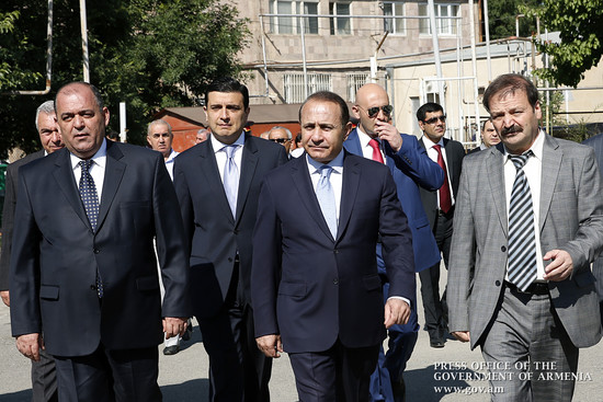 Հովիկ Աբրահամյանն Արտաշատում հանդիպել է  միասնական ընդունելության քննություն հանձնող դիմորդներին