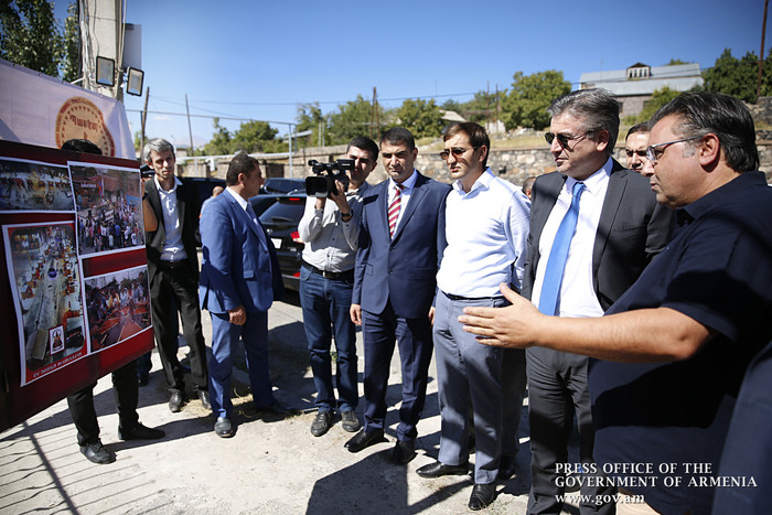 Վարչապետը խորհրդակցություն է անցկացրել Արագածոտնի մարզում և ծանոթացել ֆերմերային տնտեսության ու շոկո