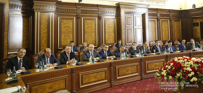«Գործնական լուծումներ առաջարկելու ժամանակն է». Կարեն Կարապետյանը հանդիպել է բանկային համակարգի ներկա