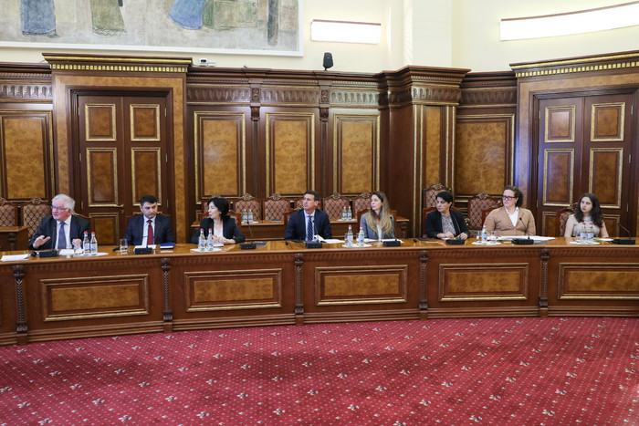 Փոխվարչապետ Մաթևոսյանին ներկայացվել է «Հայաստանի ներդրումային բարեփոխումների ճանապարհային քարտեզ»-ը