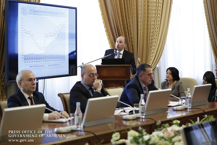 «Պետք է հանրությանը զեկուցել, որ 2017 թ. պետական բյուջեն գերակատարվել է». Վարչապետն այցելել է ֆինանս