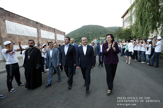 Հովիկ Աբրահամյանը հանդիպել է «Արի տուն» ծրագրի մասնակիցներին