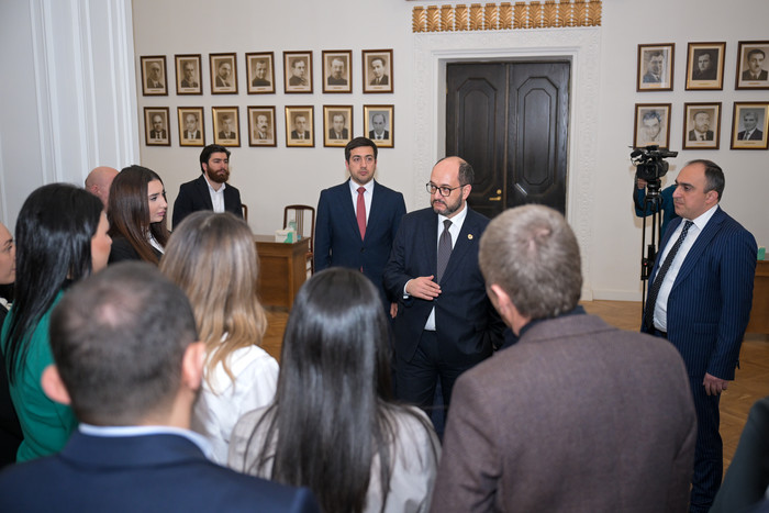 Արայիկ Հարությունյանն ընդունել է Կառավարության շենք ճանաչողական այցի մասնակիցներին