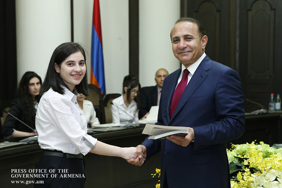 Վարչապետը շնորհավորել է 2013-2014 թթ. ուսումնական տարվա հանրապետական օլիմպիադայի հաղթողներին