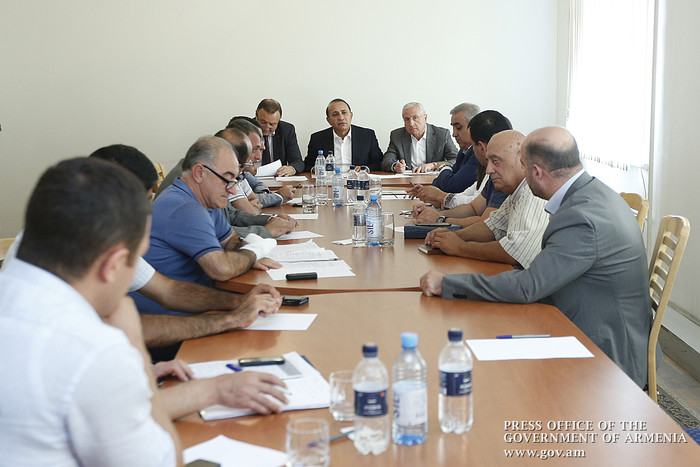 Վարչապետն Արմավիրի մարզում ծանոթացել է խաղողի մթերման աշխատանքների ընթացքին