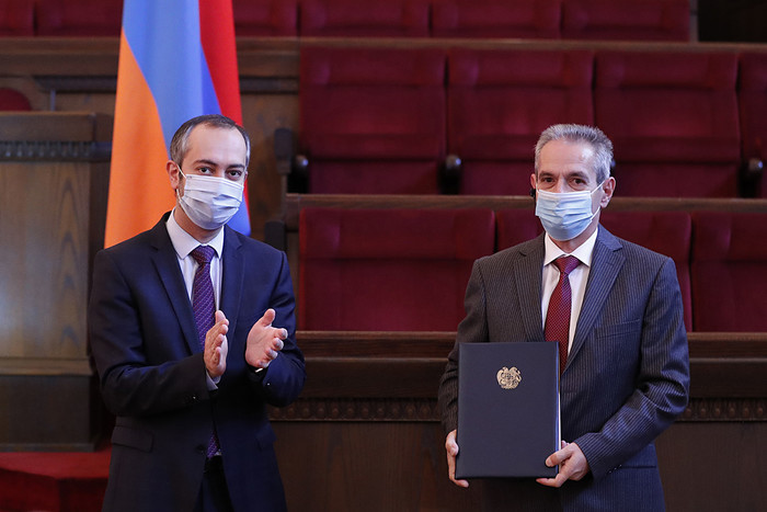 ՀՀ վարչապետի շնորհակալագրերով են խրախուսվել 100-ից ավելի բուժաշխատողներ և պետական կառավարման համակար