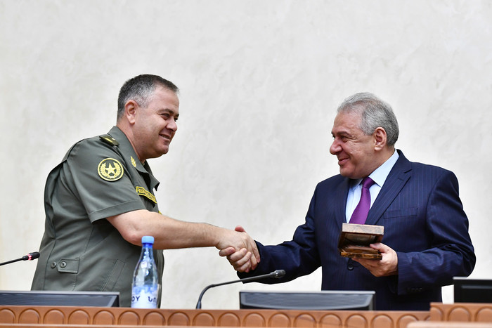 Արայիկ Հարությունյանը ՊՆ աշխատակազմին է ներկայացրել նախարարի նորանշանակ առաջին տեղակալ Արշակ Կարապետ