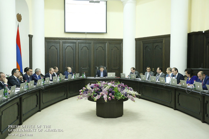 Վարչապետը հանձնարարել է հստակեցնել և պարզեցնել պետական մարմինների կողմից լիցենզիաների և այլ փաստաթղթ