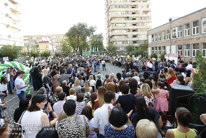 Գիտելիքի օրվա առթիվ Հովիկ Աբրահամյանն այցելել է Երևանի թիվ 155 հիմնական դպրոց