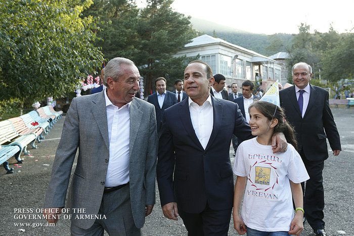 Հովիկ Աբրահամյանն այցելել է Հանքավանի «Լուսաբաց» ճամբար