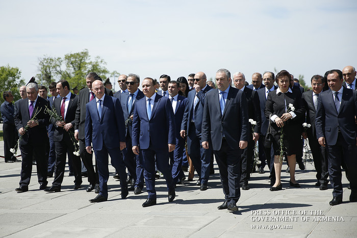 Վարչապետը հարգանքի տուրք է մատուցել Հայոց ցեղասպանության զոհերի հիշատակին