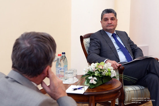 Վարչապետն ընդունել է Ջոն Հեֆերնին