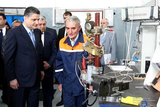 Վարչապետը ծանոթացել է Գյումրիի վագոնային վերանորոգման, լոկոմոտիվային դեպոների և տեխնոպարկի մասնաշենք