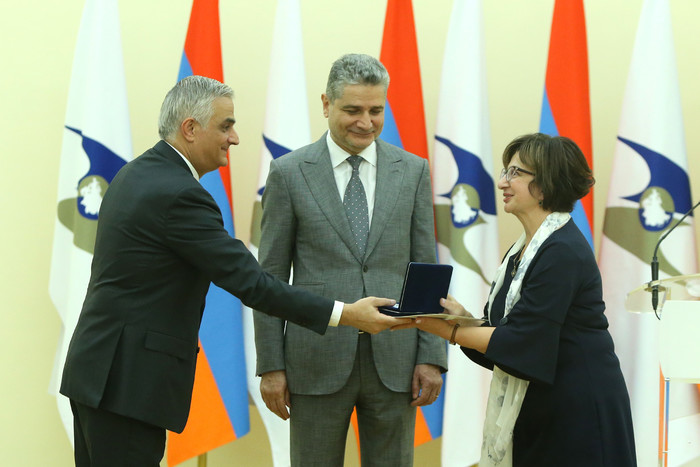 Փոխվարչապետ Մհեր Գրիգորյանը մեդալներ է հանձնել ԵԱՏՄ զարգացման գործում ավանդ ունեցած մի շարք պետական,