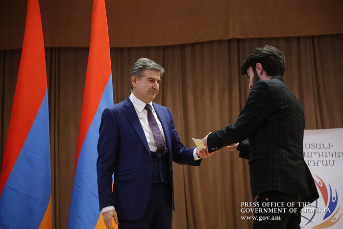 Մարտահրավերները պահանջում են լինել խելացի և կիրթ. Կարեն Կարապետյանն ուսանողներին հանձնել է կրթաթոշակ