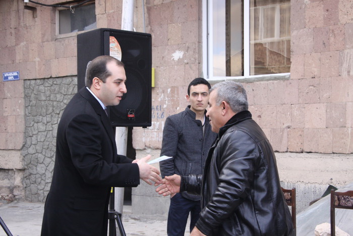 Վարչապետի հանձնարարականով Եղվարդ քաղաքի 16 ընտանիք ստացել է բնակարանի սեփականության վկայագիր