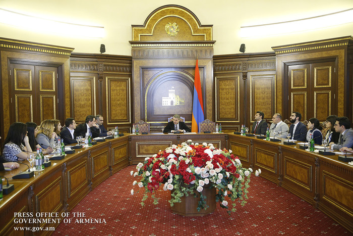«Ֆանտաստիկ հնարավորություն ունեք մասնակցելու մեր երկրի կառավարման գործընթացում». Վարչապետը հանդիպել