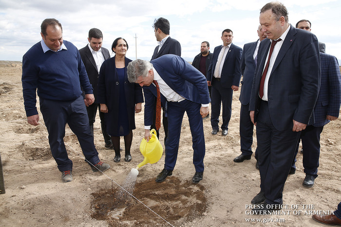 Կարեն Կարապետյանն Արմավիրի մարզում ծանոթացել է ջայլամաբուծության, պիստակի այգիների հիմնման և գինեգոր