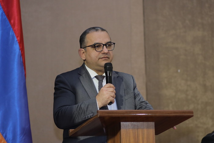 Փոխվարչապետ Տիգրան Խաչատրյանը հանդիպել է Ճամբարակ համայնքում բնակություն հաստատած ԼՂ-ից բռնի տեղահան