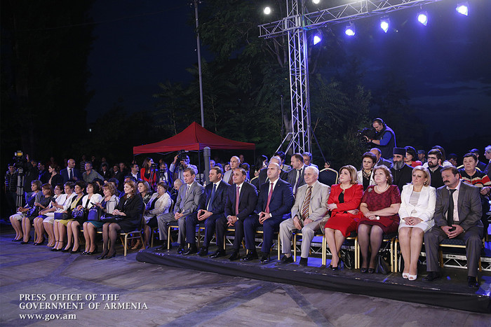 Ուսուցչի օրվա առթիվ վարչապետը պարգևատրել է լավագույն մանկավարժներին