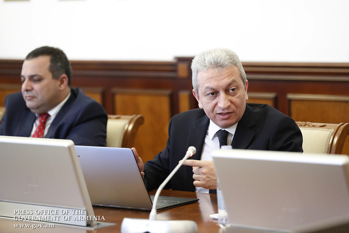 «Պետք է հանրությանը զեկուցել, որ 2017 թ. պետական բյուջեն գերակատարվել է». Վարչապետն այցելել է ֆինանս