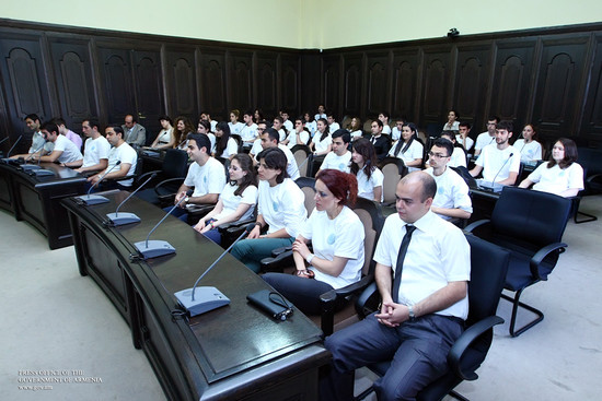 Վարչապետն ընդունել է «Լույս» հիմնադրամի ուսանողներին