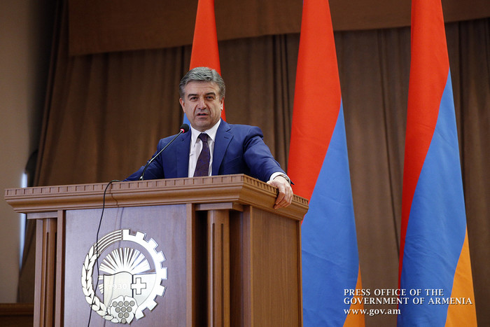 Մարտահրավերները պահանջում են լինել խելացի և կիրթ. Կարեն Կարապետյանն ուսանողներին հանձնել է կրթաթոշակ